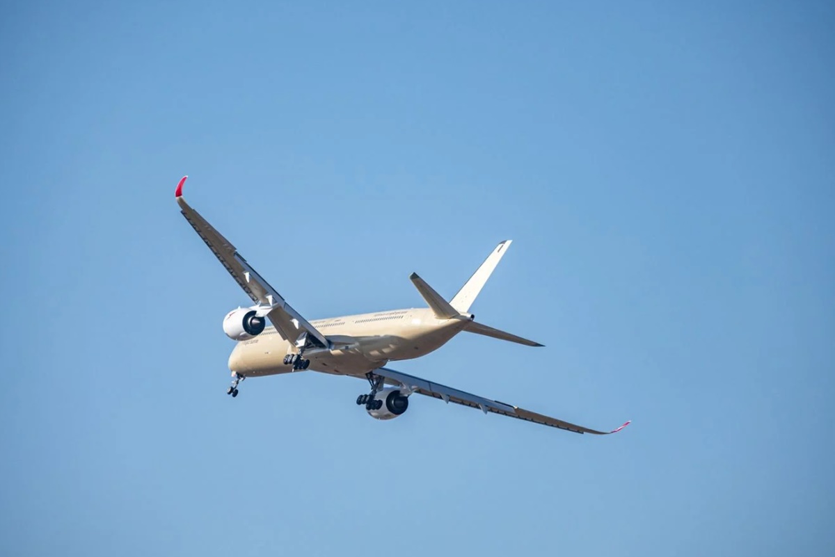 Avião bate recorde com voo direto de 24 horas