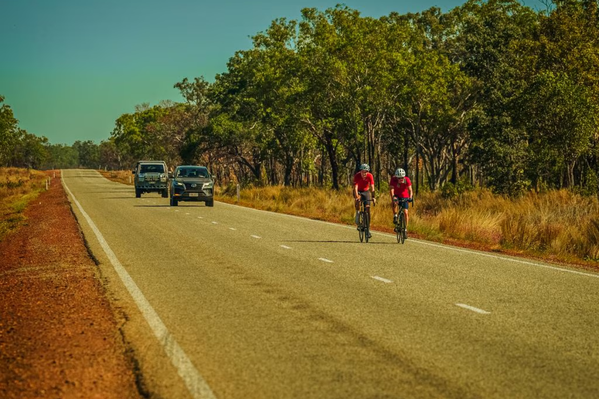 Avô e neto pedalando