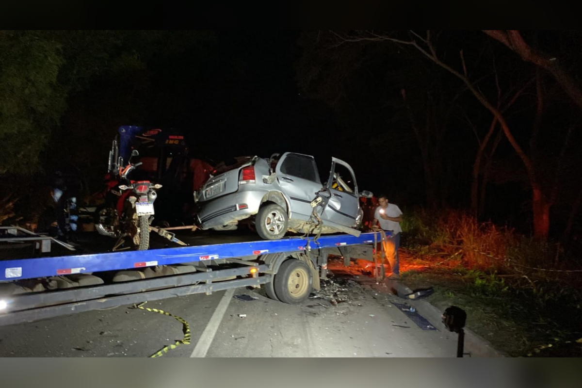 Policial penal morre em acidente entre carro, moto e carreta na BR-116, em MG