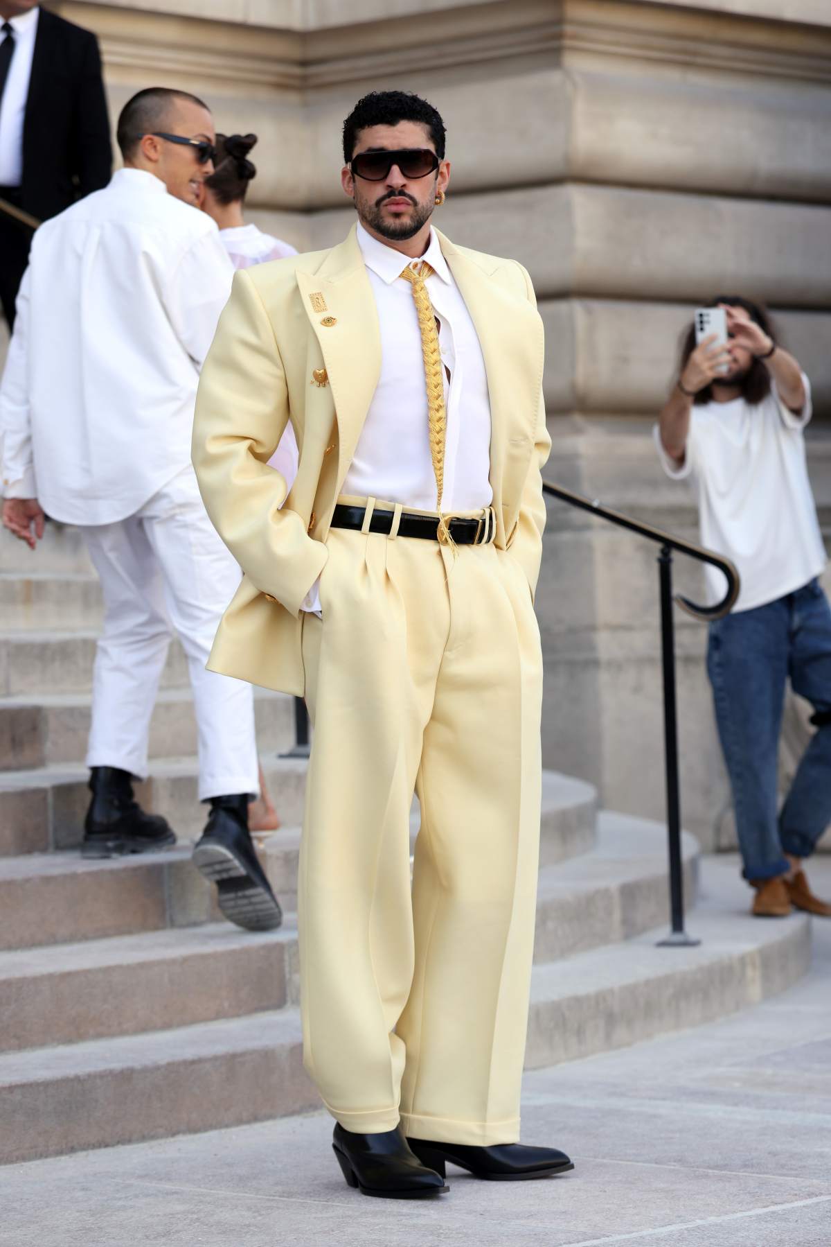 foto com cor. Bad Bunny em desfile da Schiaparelli na Semana de Alta Costura, em Paris - metrópoles