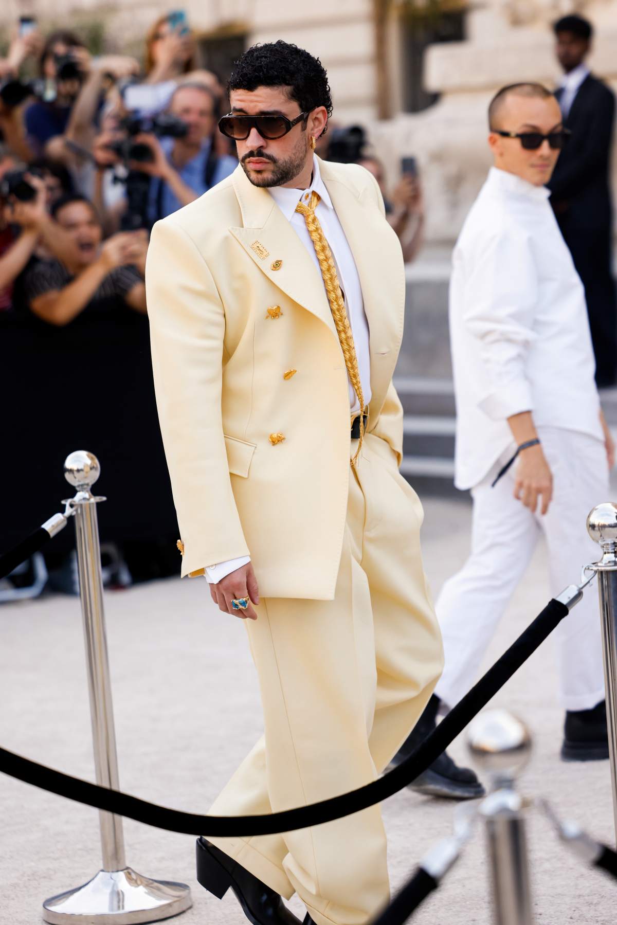 foto com cor. Bad Bunny em desfile da Schiaparelli na Semana de Alta Costura, em Paris - metrópoles