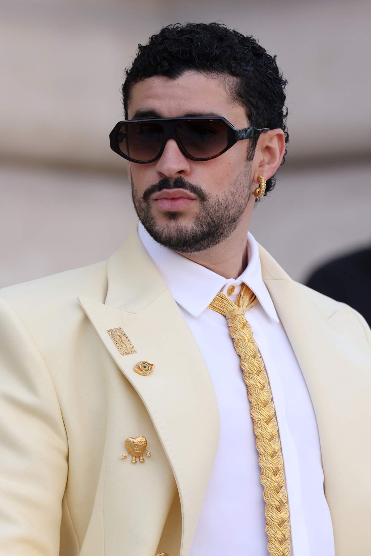 foto com cor. Bad Bunny em desfile da Schiaparelli na Semana de Alta Costura, em Paris - metrópoles