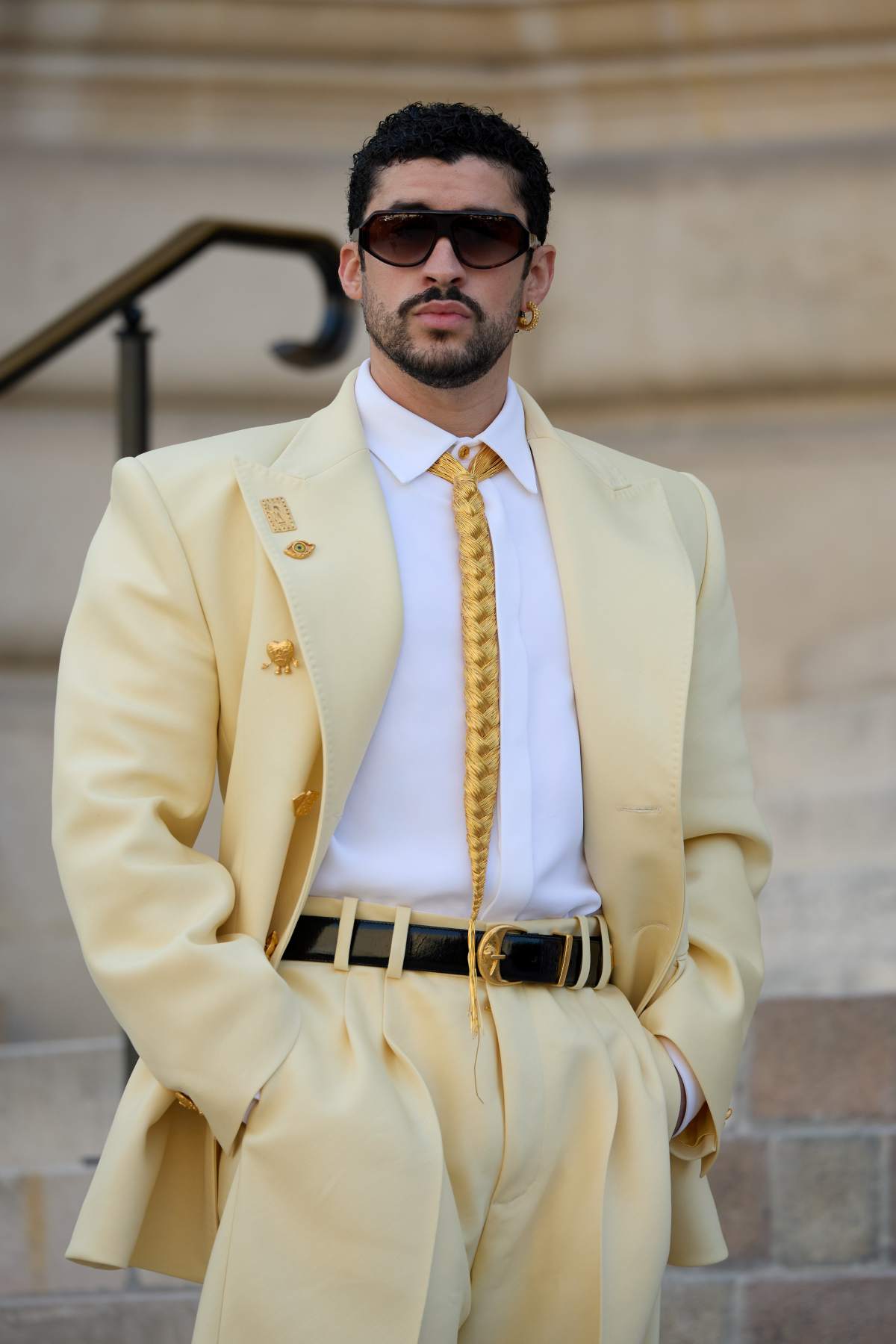 foto com cor. Bad Bunny em desfile da Schiaparelli na Semana de Alta Costura, em Paris - metrópoles