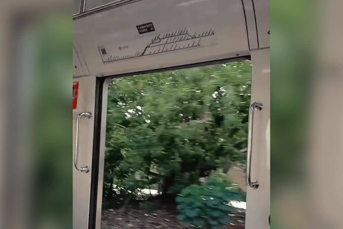 Trem da Linha 10-Turquesa da CPTM circula com porta aberta