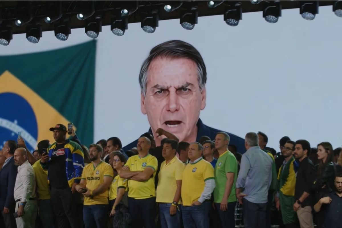 Campanha de Flávio usa IA de Bolsonaro em convenção: "Preso e calado"