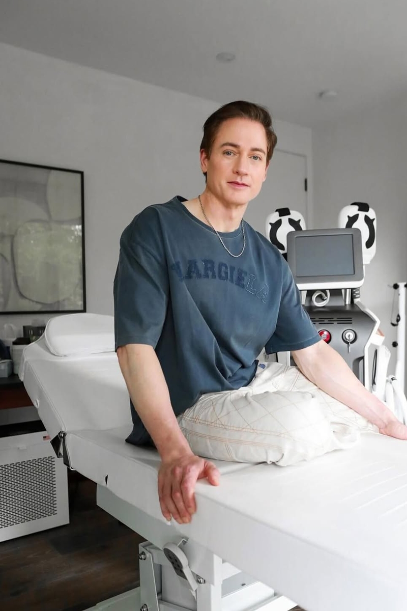 Foto colorida de homem em maca em espaço clínico - Metrópoles