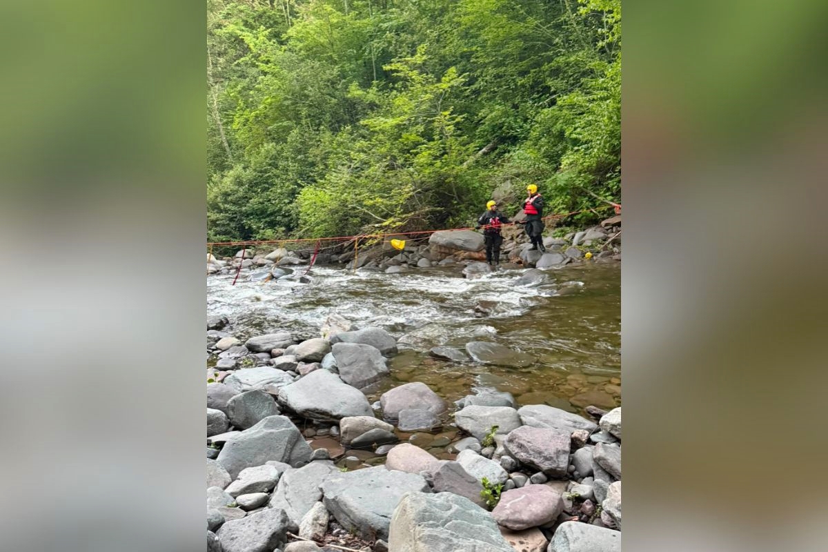 Foto colorida de cachoeira em Nova York