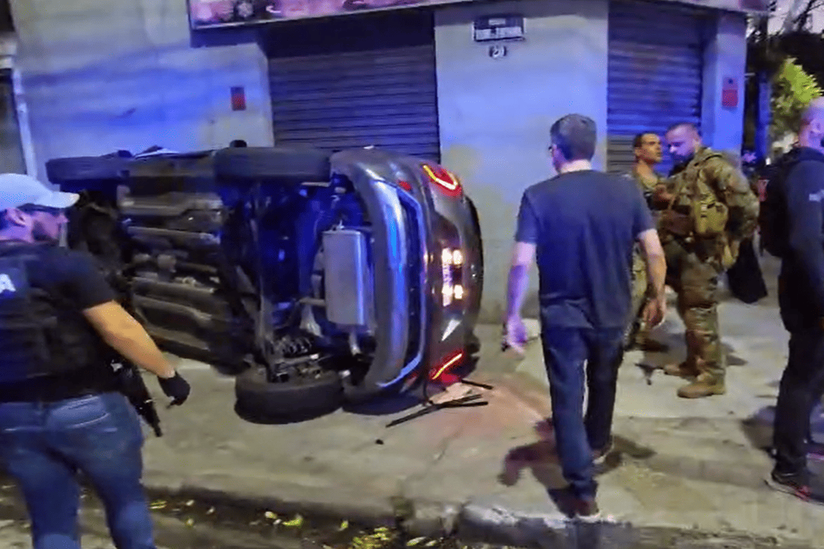 Perseguição policial termina com carro capotado e dois detidos no RJ