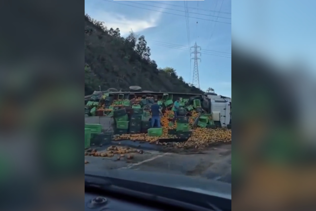 carga mexerica espalhada na pista