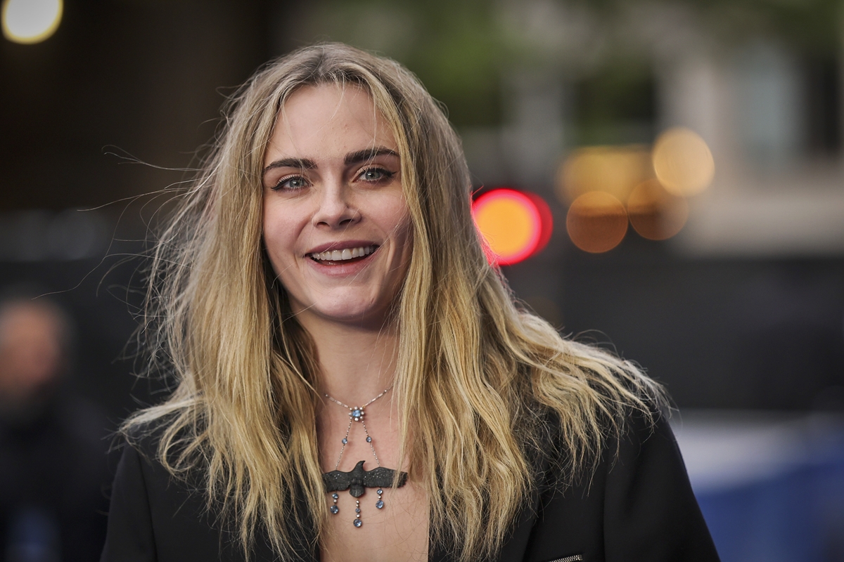 Foto colorida de Cara Delevingne