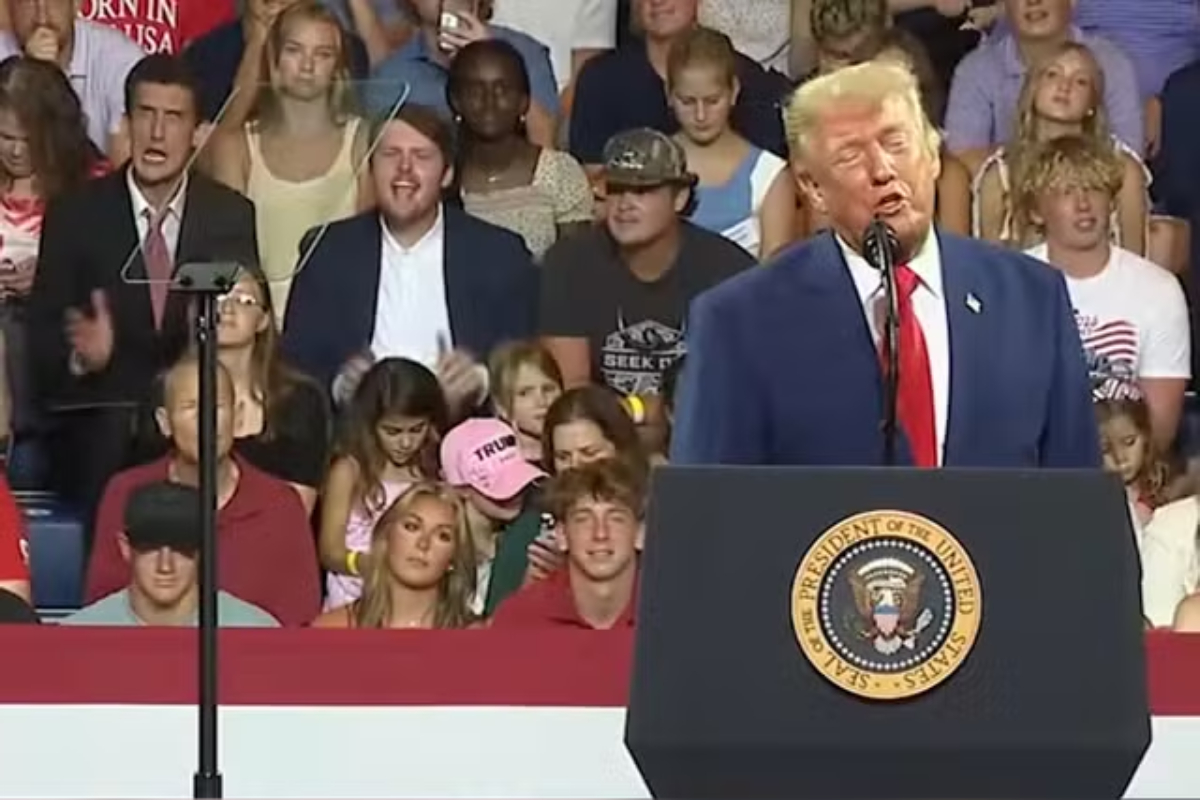 Homem faz caretas e imita gestos de Trump durante comício nos EUA