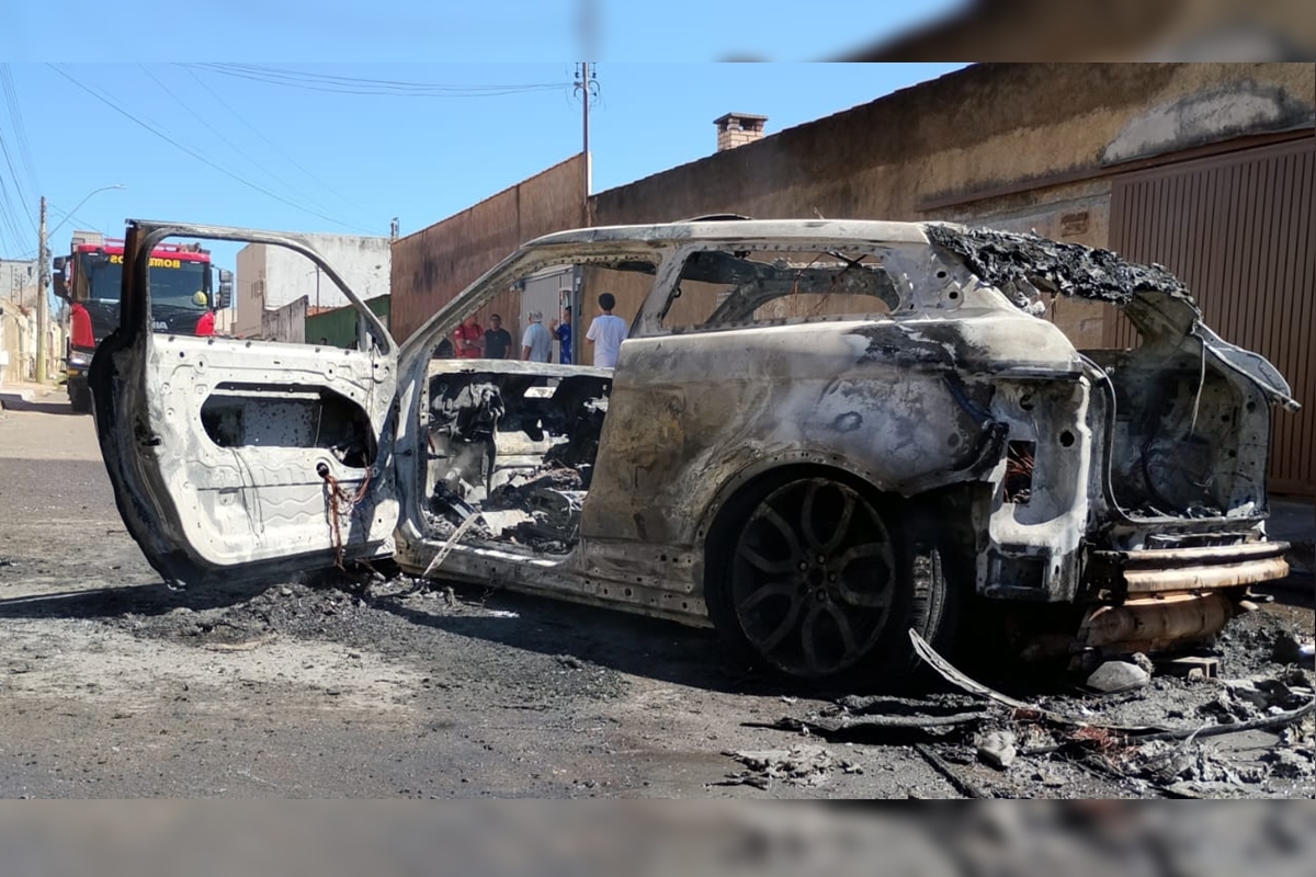 Land Rover fica completamente destruída após pegar fogo em rua do DF