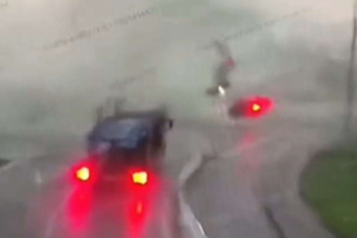 Câmeras registram carro sendo arremessado por tornado na China