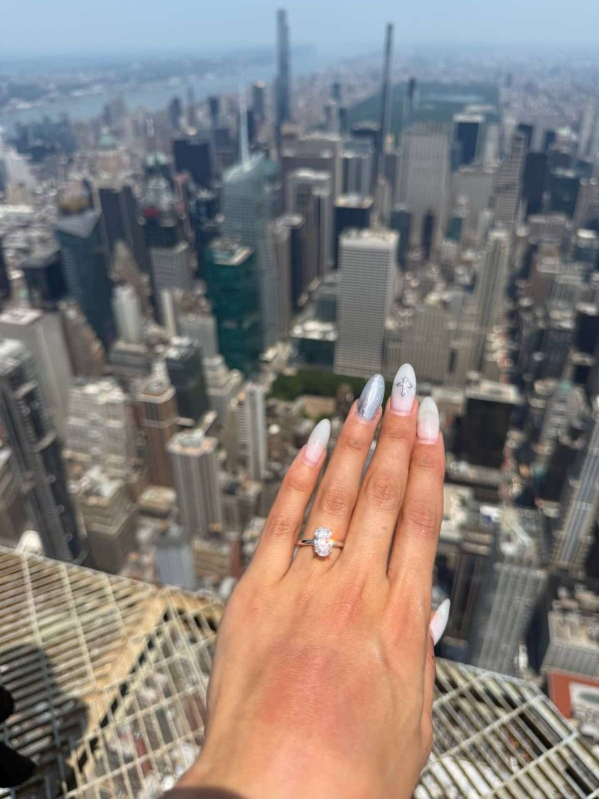 foto com cor. casal recupera anel de noivado após escalar o empire state building - metrópoles