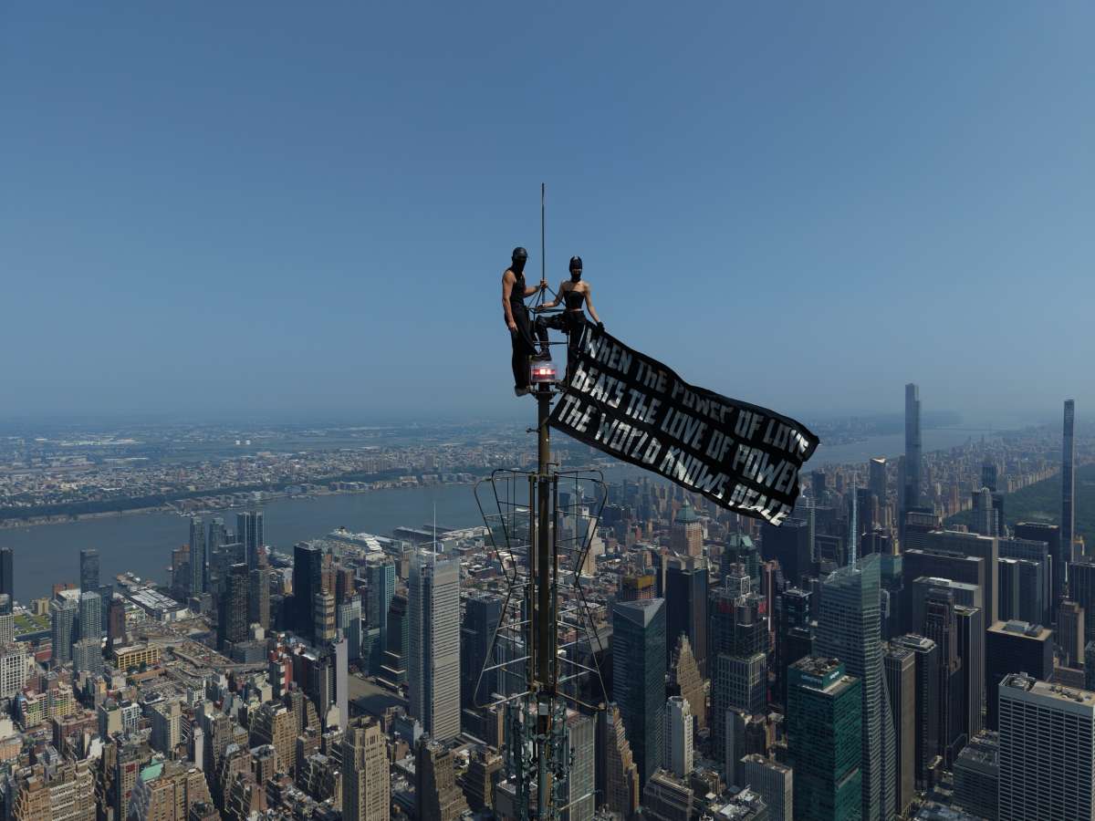 foto com cor. casal recupera anel de noivado após escalar o empire state building - metrópoles
