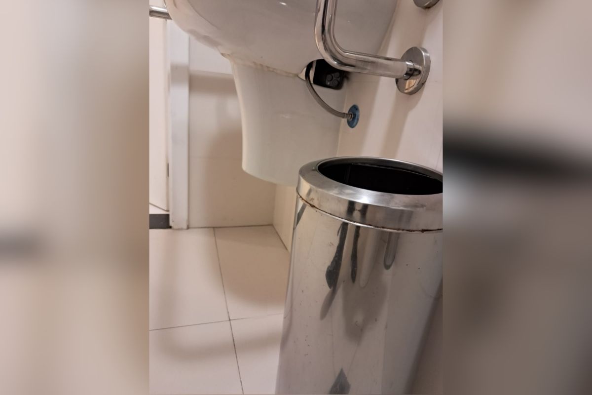 Câmera mostra homem entrando em banheiro para gravar mulheres em SP