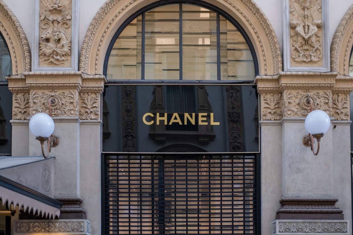 foto com cor. fachada da chanel em milão - metrópoles