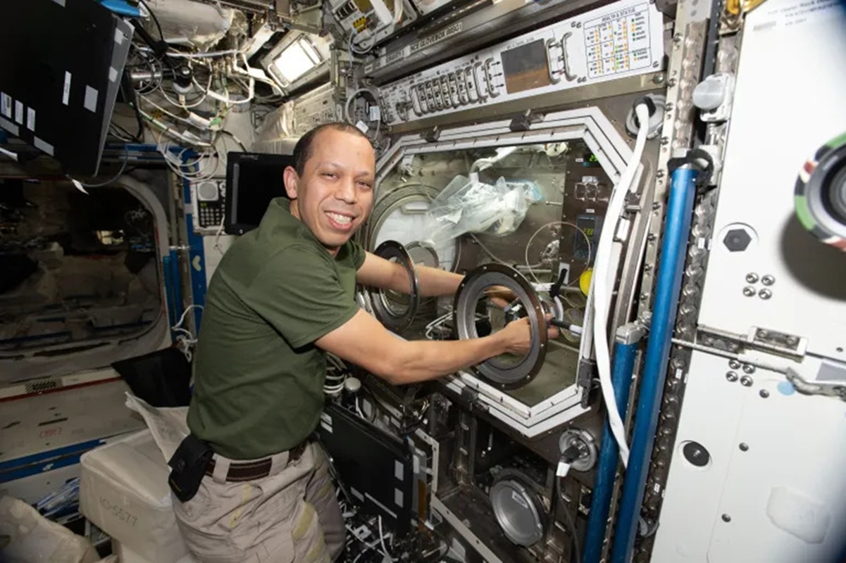 Astronautas retornam à Terra após passar 241 dias na Estação Espacial