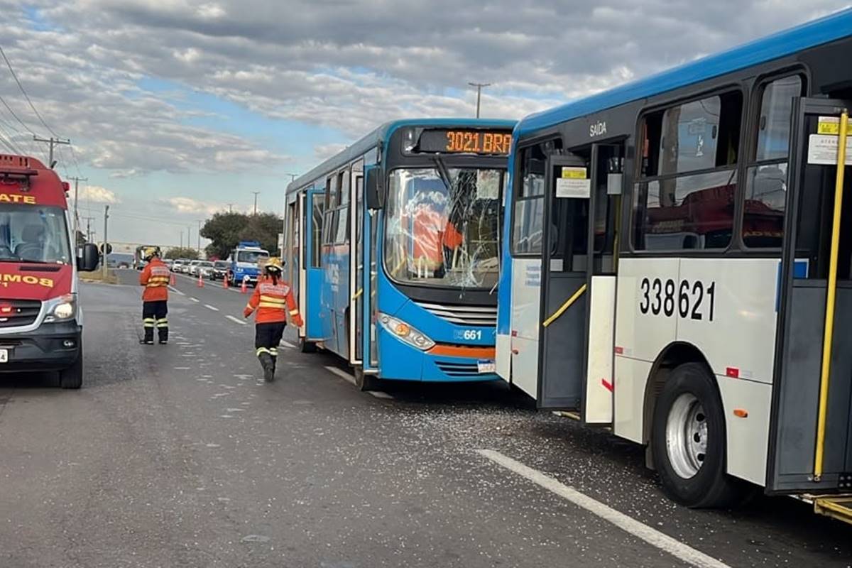 Acidente entre dois ônibus na EPNB deixa quatro feridos