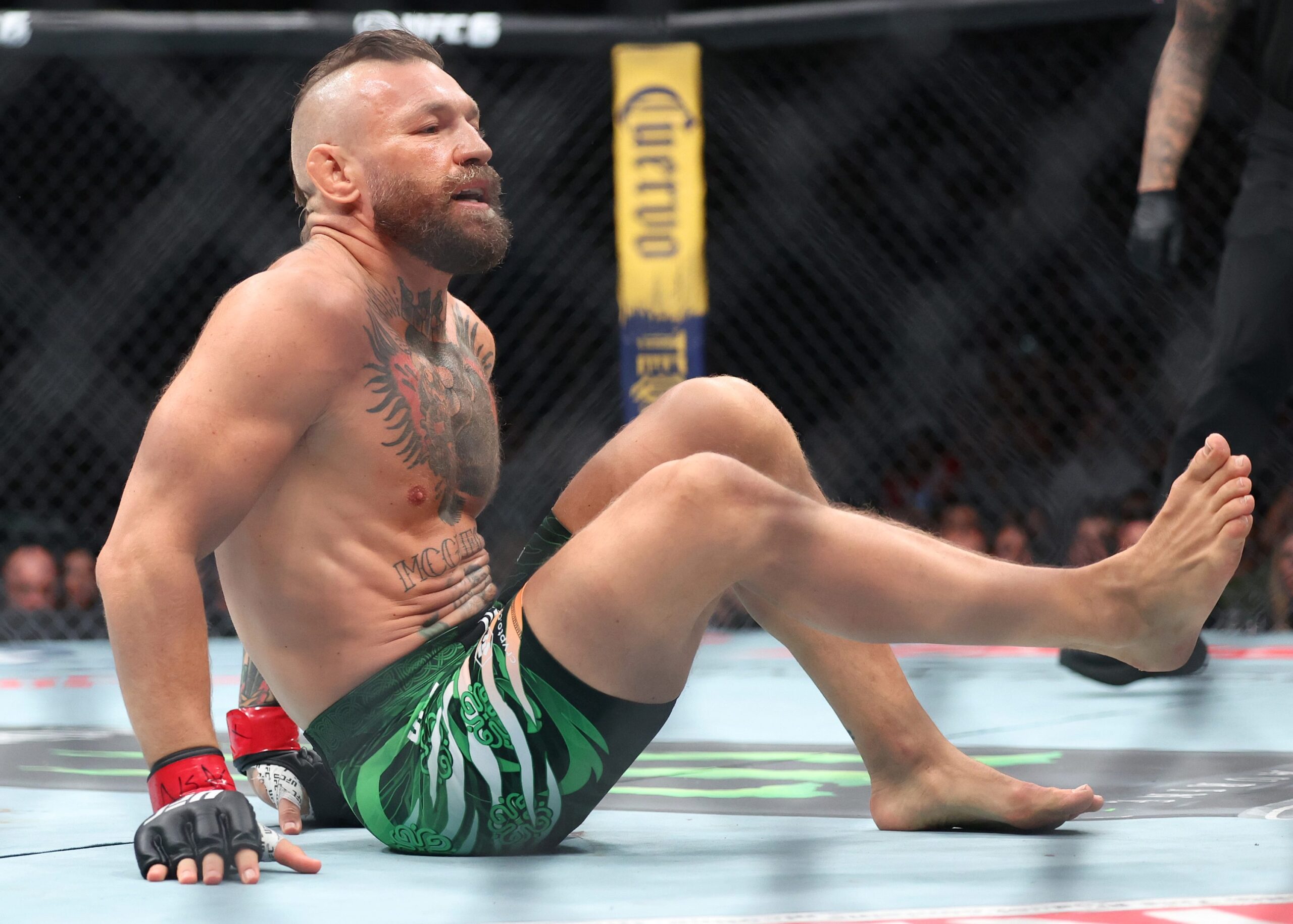 McGregor conta que rompeu ligamento e menisco em UFC contra Holloway