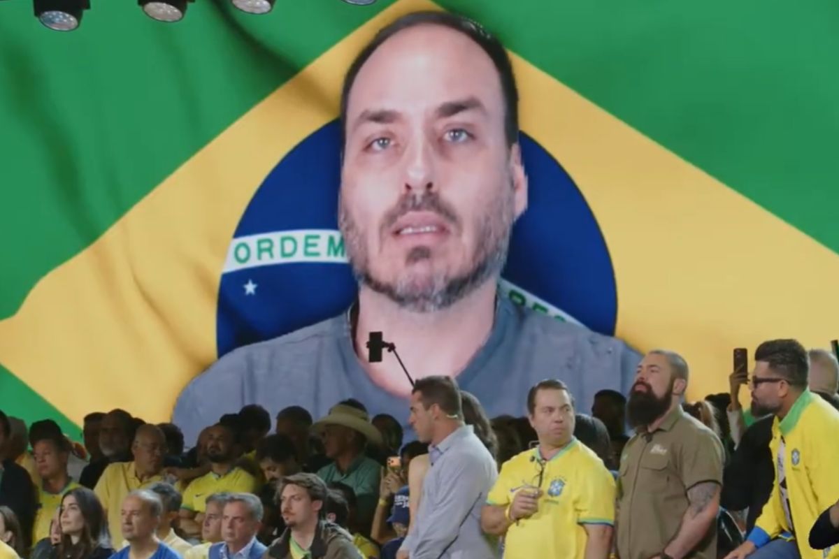 Carlos Bolsonaro adapta verso de clássico da MPB em recado para Flávio