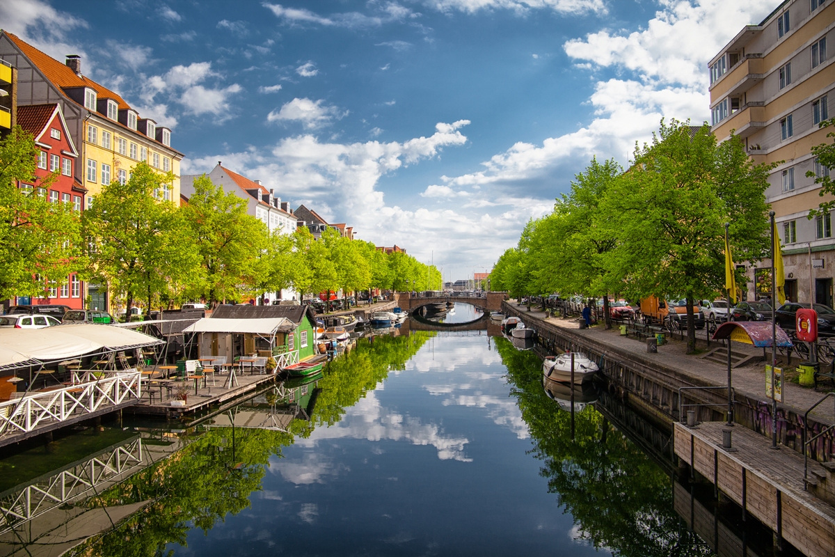Foto colorida de canal em Copenhague - Metrópoles
