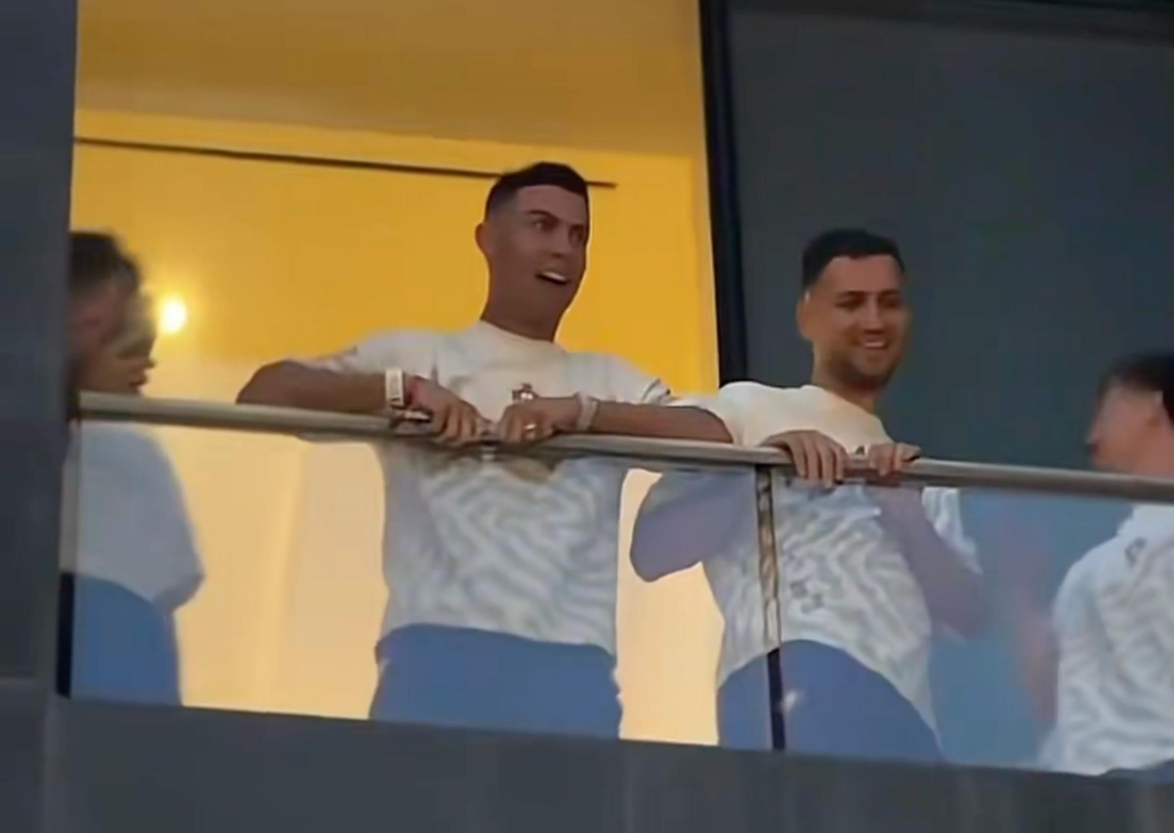 Cristiano Ronaldo leva torcedores à loucura em hotel no Canadá; vídeo