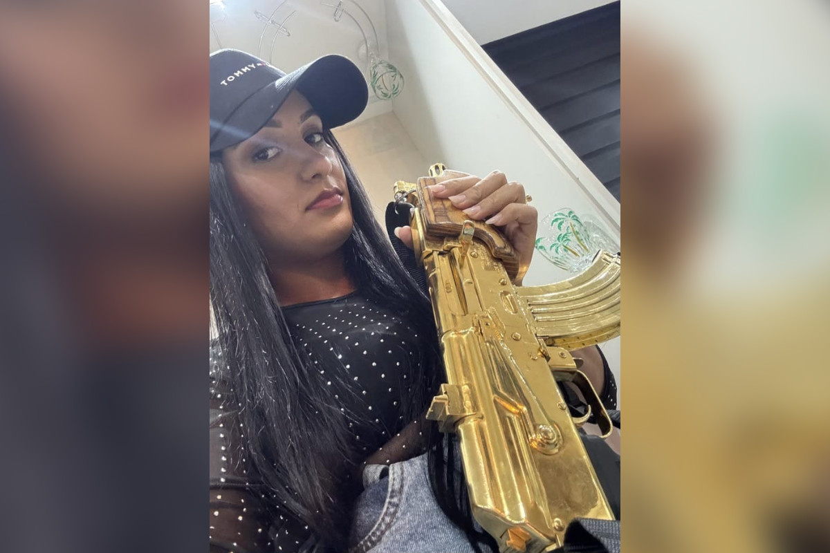 Fariseus: "missionária do CV" posa com fuzil banhado a ouro no Rio