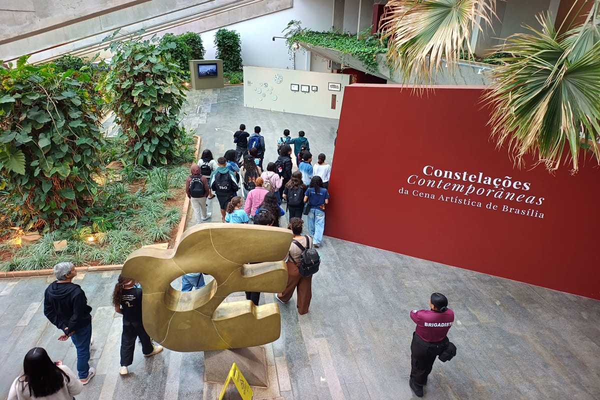 Imagem colorida da exposição constelações estelares