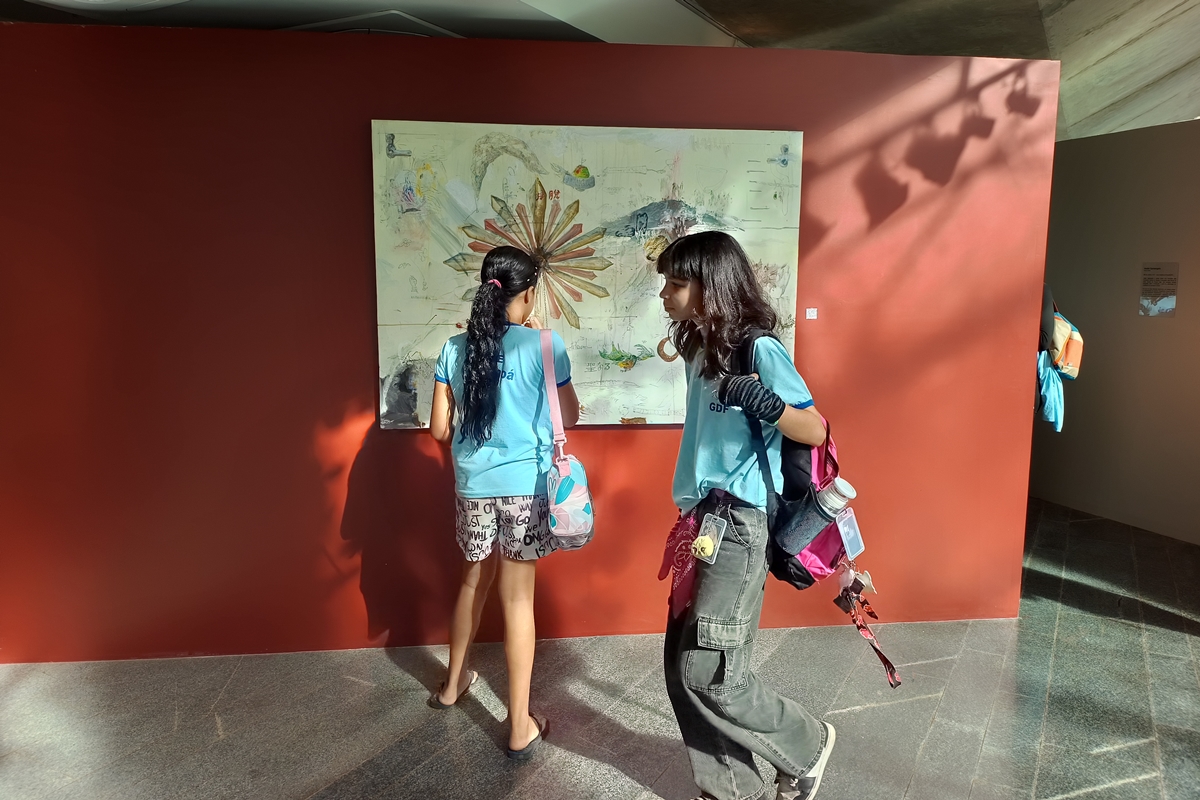 Alunas acompanhando a exposição constelações estelares