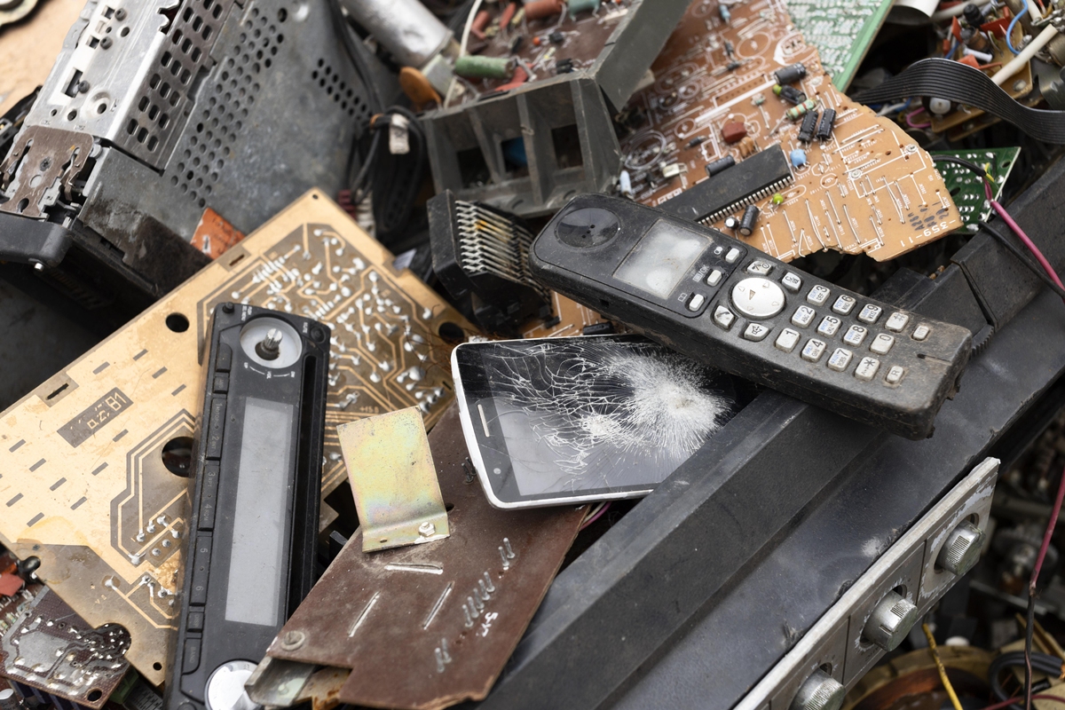 Descarte incorreto de eletrônicos pode causar danos ao meio ambiente