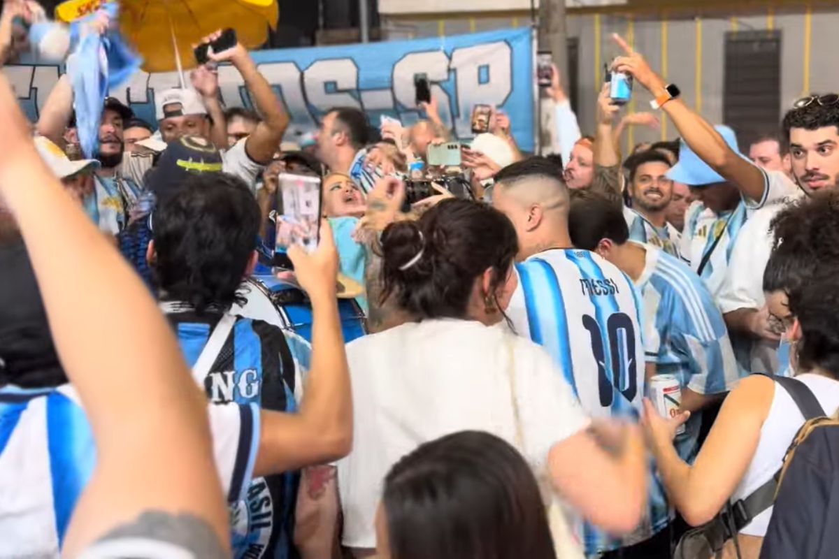 Mesmo com derrota, argentinos fazem festa em SP após final da Copa