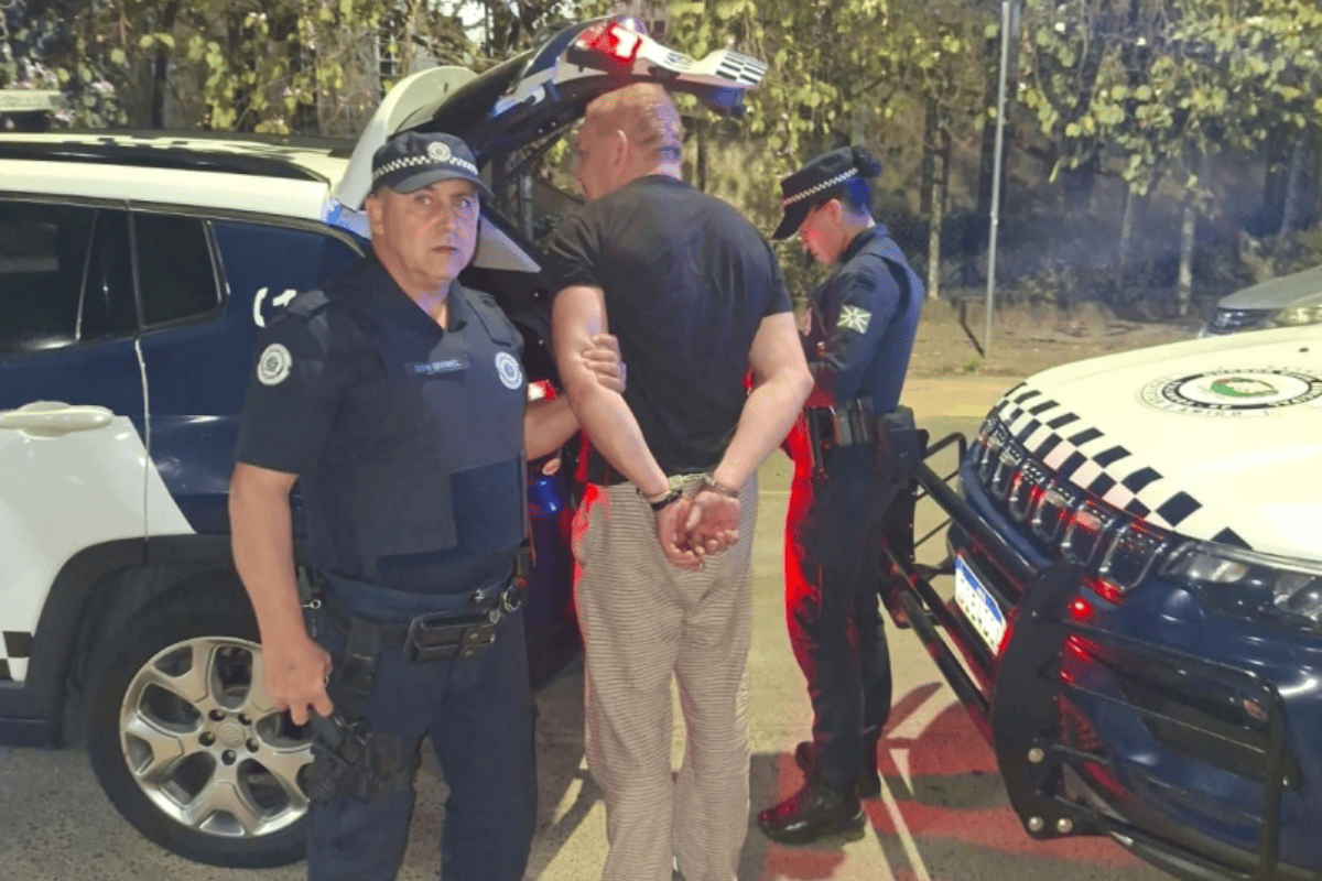 Empresário é preso após empurrar namorada de caminhonete em movimento