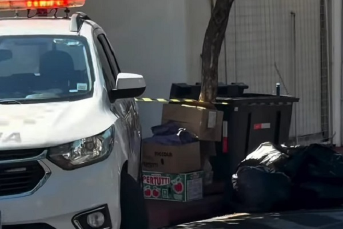 Corpo é achado esquartejado dentro de lixeira usada por restaurante