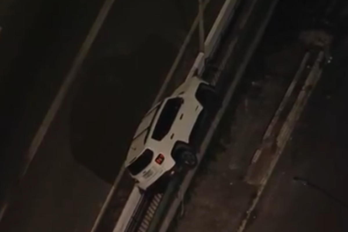 Carro fica pendurado em mureta de viaduto após acidente na zona oeste