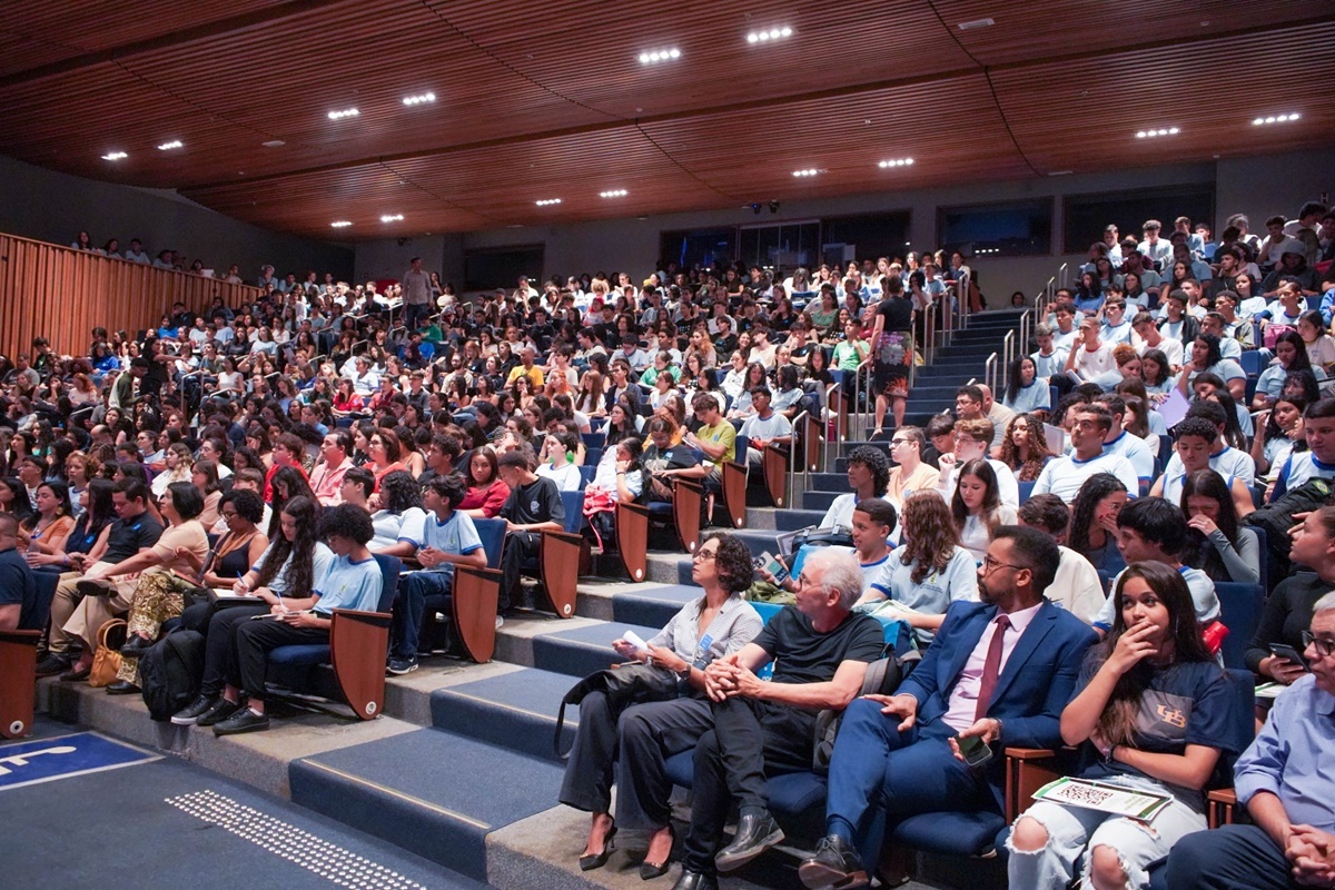 Alunos da rede pública do DF podem concorrer a bolsa para cursar Direito
