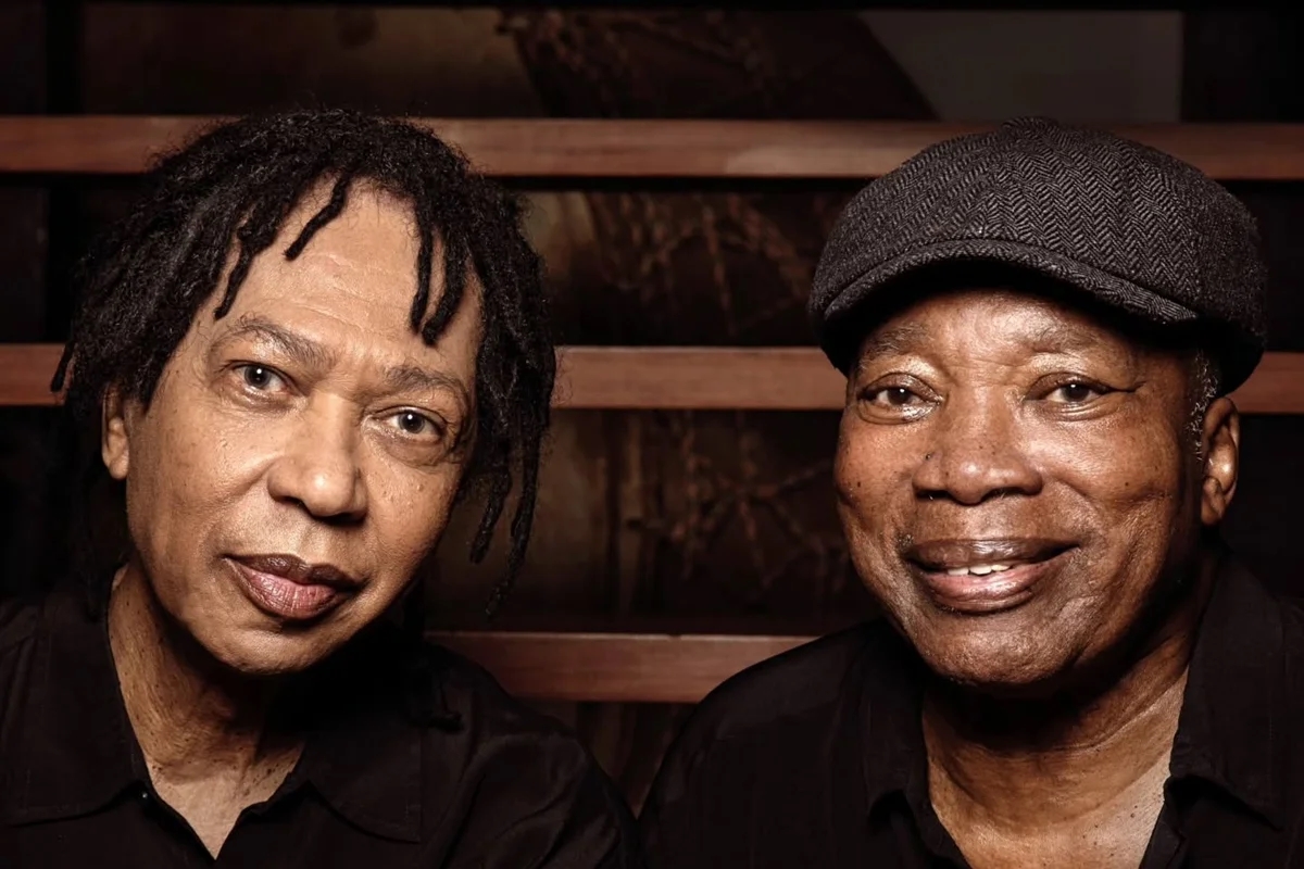 Djavan homenageia Milton Nascimento durante show dos 50 anos em BH