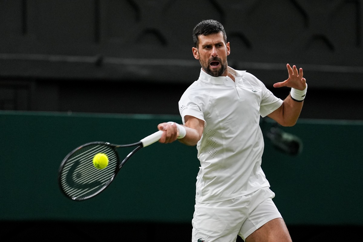 Djokovic vence mais uma contra Tsitsipas e avança em Wimbledon