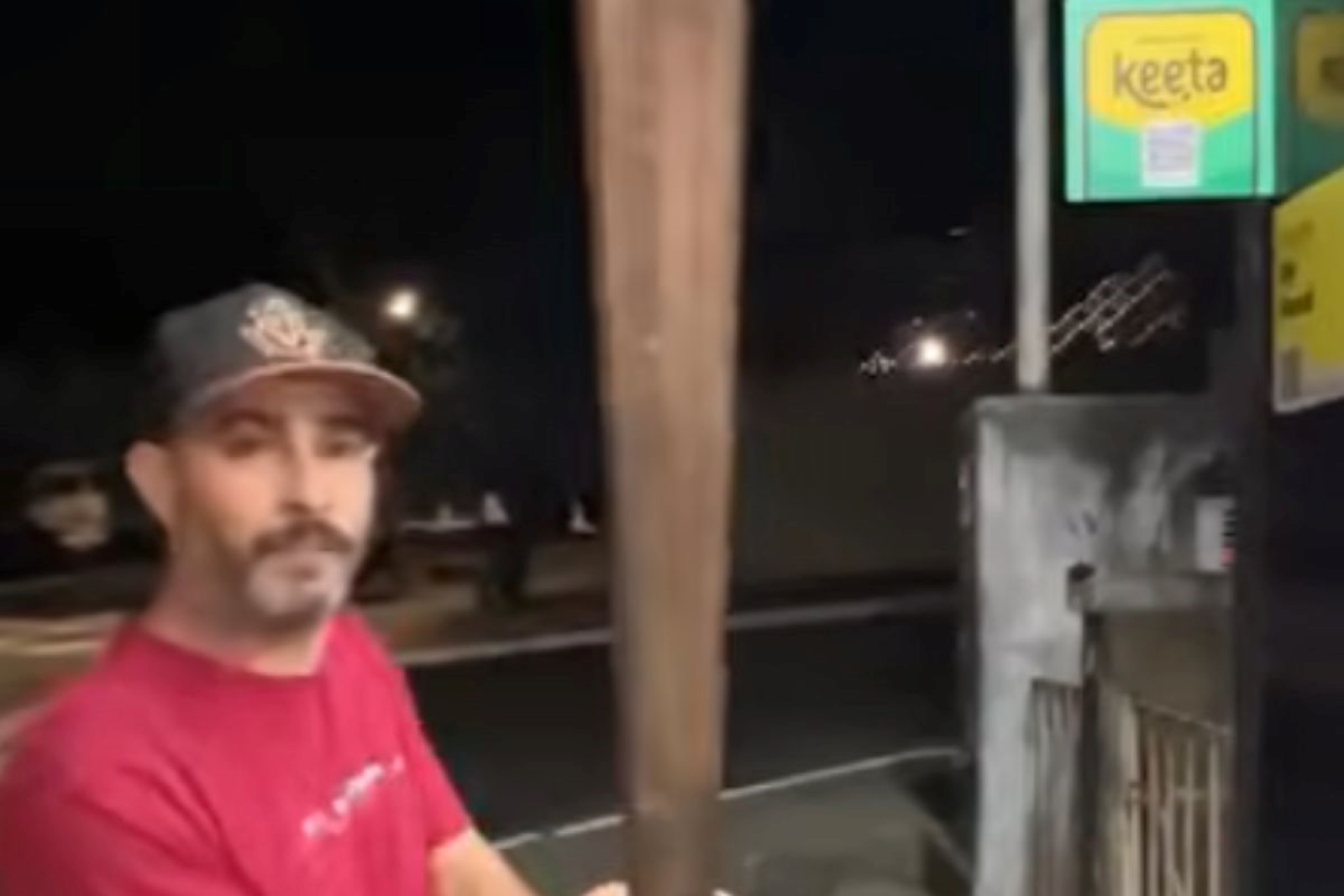 Dono de restaurante se revolta com custos e quebra placa do app Keeta