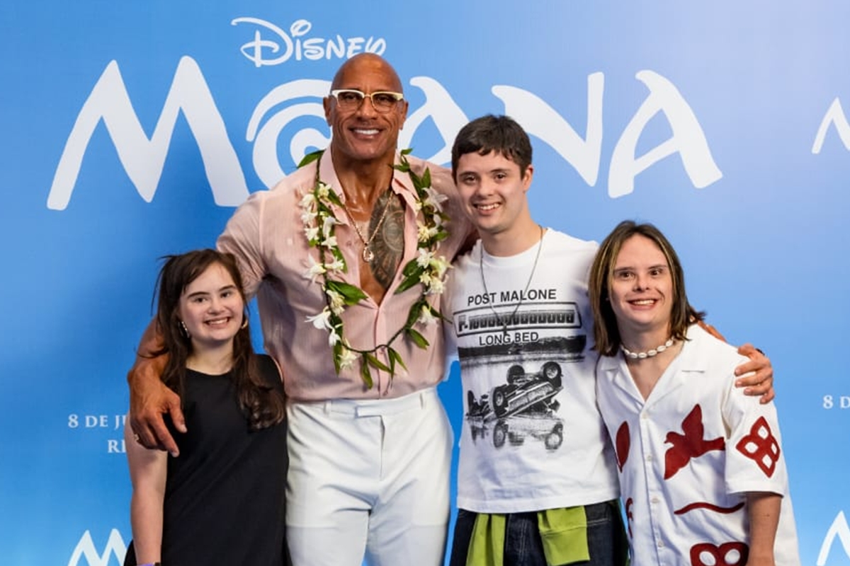 Atores com síndrome de Down conhecem The Rock após campanha nas redes