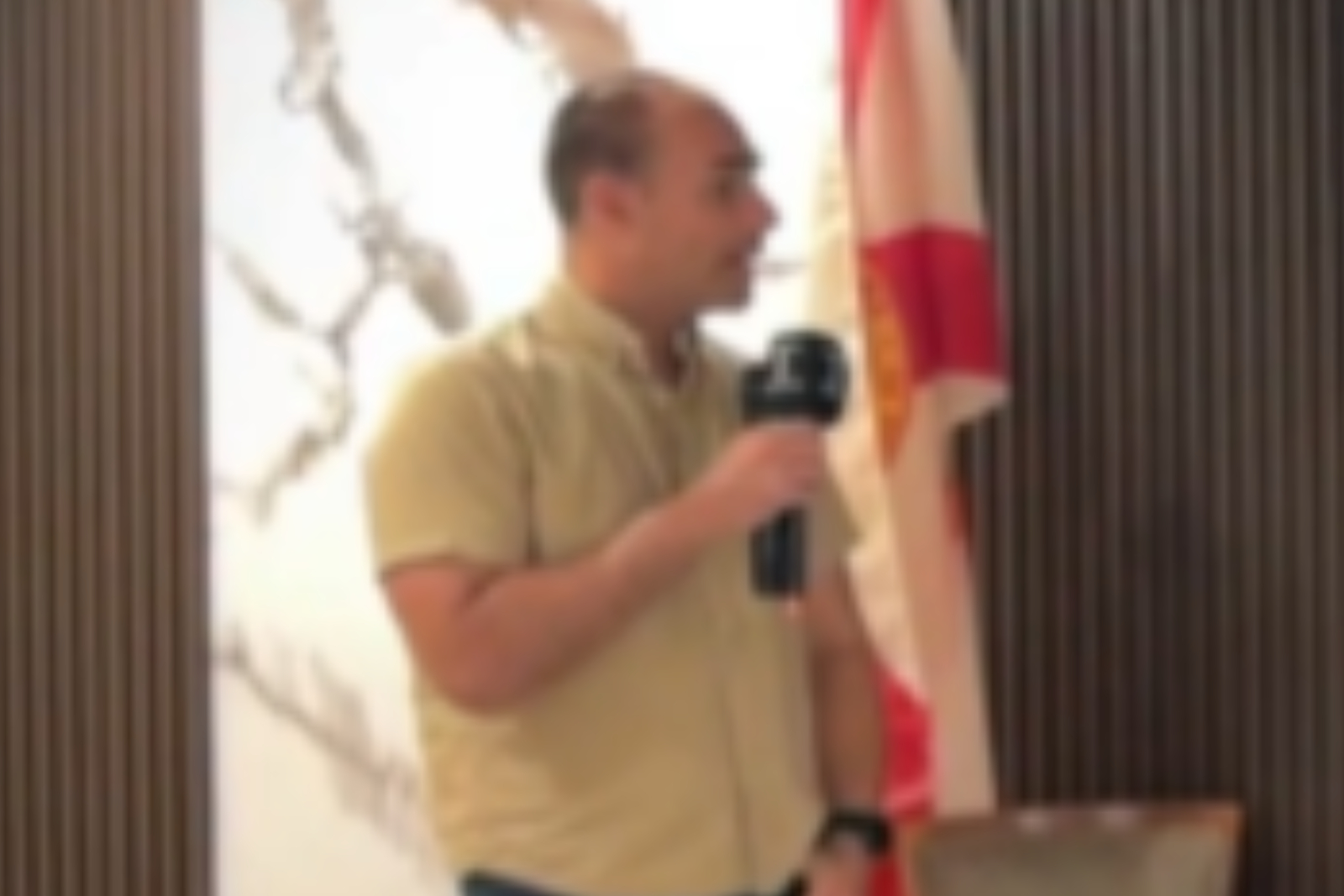 Eduardo chora ao citar prisão e ameaça Kim: "Vontade de dar porrada" - QTU Questões do Universo