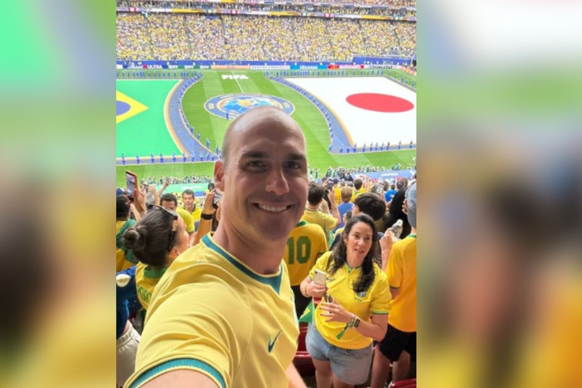 Após ir a jogo do Brasil, Eduardo Bolsonaro zomba de condenação do STF