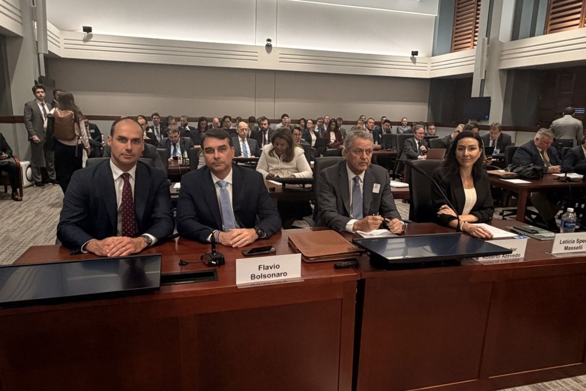 Eduardo e Flávio Bolsonaro durante audiência do USTR sobre tarifaço nos EUA