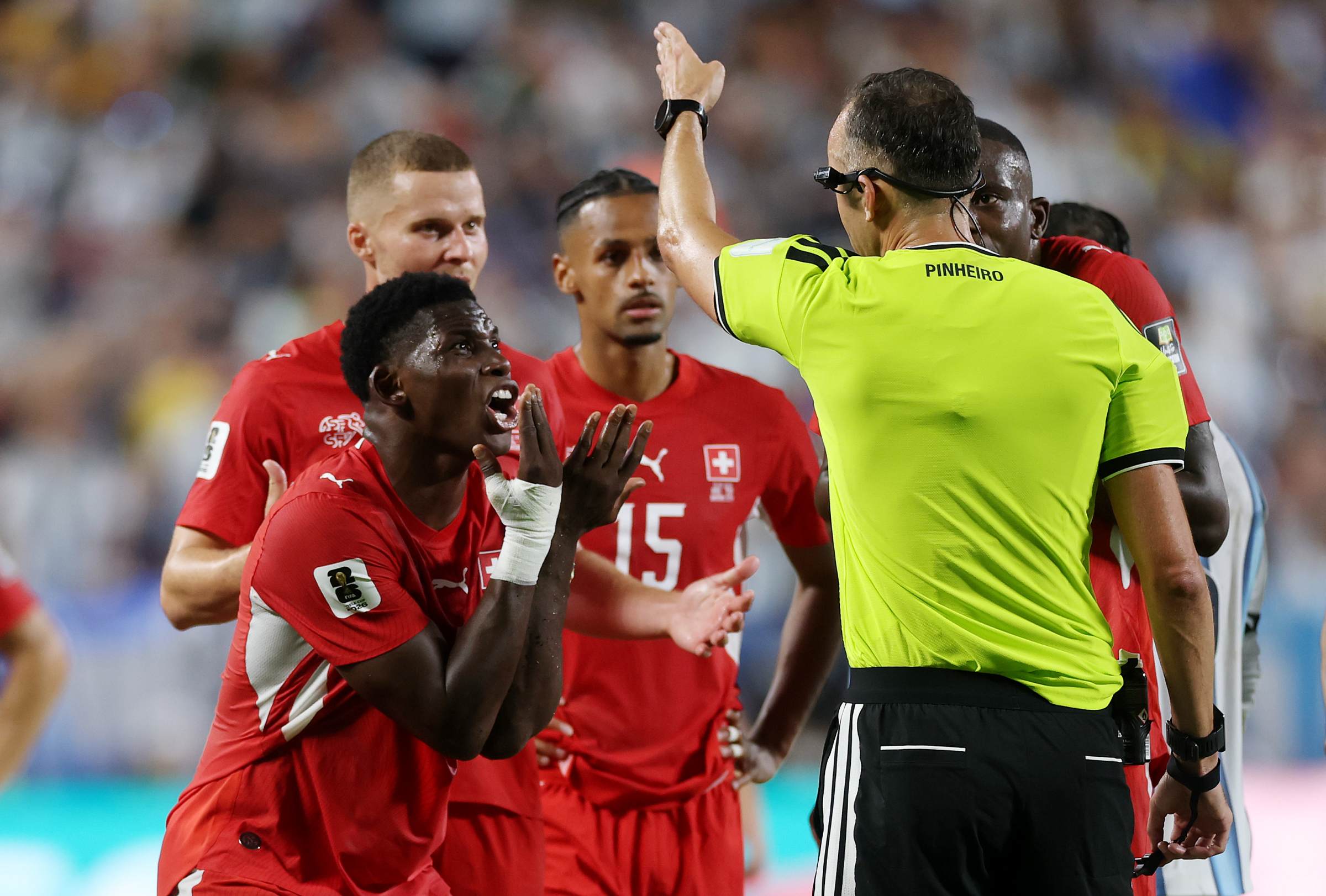 Suíça perde Embolo expulso após simular falta contra Argentina