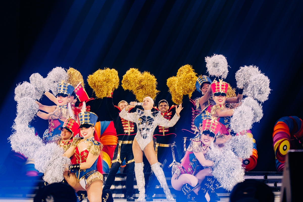 Registro colorido da primeira noite do O Último Voo da Nave, série de shows da Xuxa