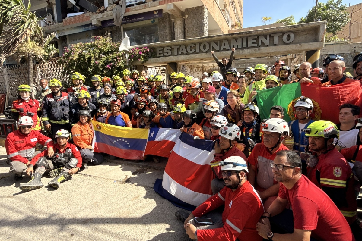 Equipes de resgate de diversos países comemoram o salvamento da vida de Hernan Gil