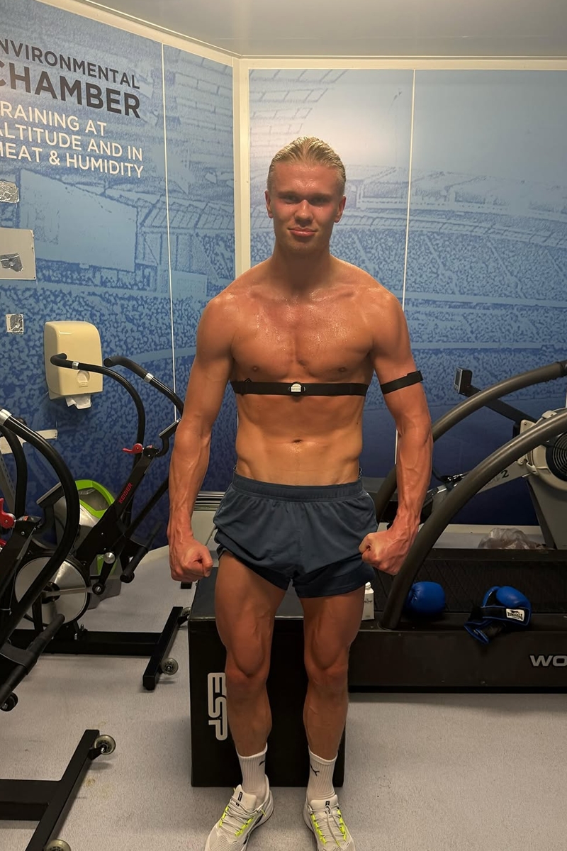 Foto colorida de homem sem blusa em academia - Metrópoles