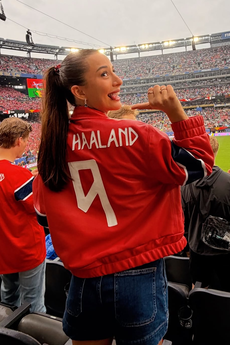 Foto colorida de mulher em estádio com a blusa do jogador Haaland, da Seleção da Noruega - Metrópoles