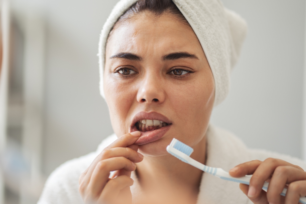 O que acontece na sua boca quando você dorme sem escovar os dentes