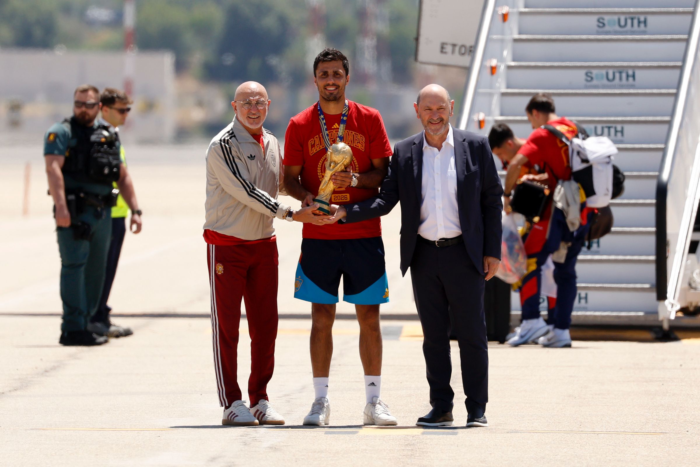 Seleção da Espanha desembarca em Madri após título da Copa do Mundo 22 Rodri com a taça na chegada